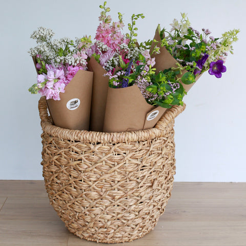 First Roots Farm in Oconomowoc, WI, is a flower farm setting with vibrant seasonal blooms. Conveniently located near Milwaukee, Wauwatosa, West Allis, Brookfield, Waukesha, Pewaukee, Hartland, Delafield, Sussex, Menomonee Falls, Cedarburg, and Waukesha.