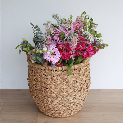 First Roots Farm in Oconomowoc, WI, is a flower farm setting with vibrant seasonal blooms. Conveniently located near Milwaukee, Wauwatosa, West Allis, Brookfield, Waukesha, Pewaukee, Hartland, Delafield, Sussex, Menomonee Falls, Cedarburg, and Waukesha.